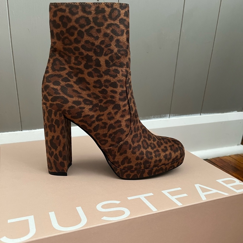 Ilsa Leopardino Booties - size 6